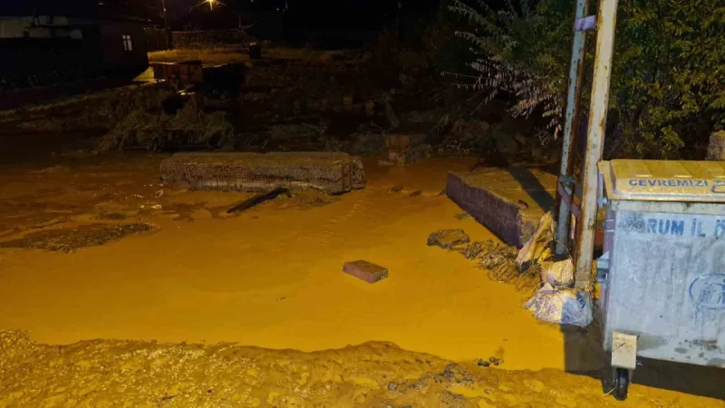 Çorum’u sel vurdu: Sağlık ocağının duvarı yıkıldı, araçlar mahsur kaldı, yollar göle döndü