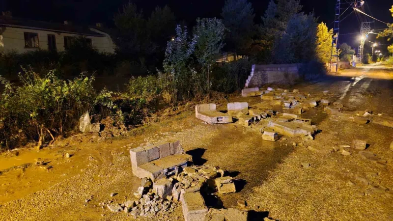 Çorum’u sel vurdu: Sağlık ocağının duvarı yıkıldı, araçlar mahsur kaldı, yollar göle döndü