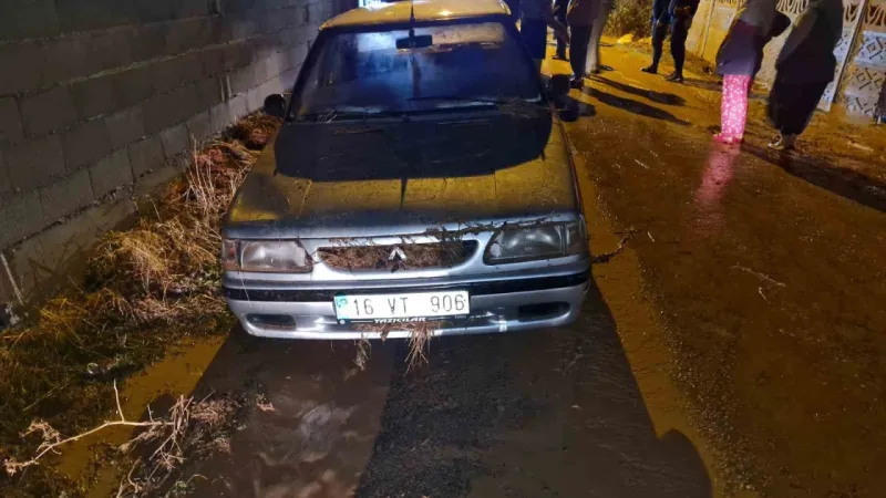 Çorum’u sel vurdu: Sağlık ocağının duvarı yıkıldı, araçlar mahsur kaldı, yollar göle döndü