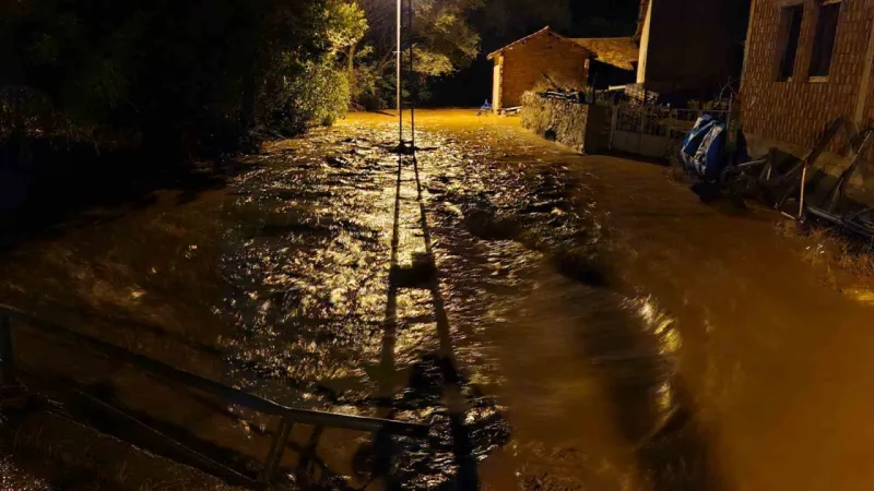 Çorum’u sel vurdu: Sağlık ocağının duvarı yıkıldı, araçlar mahsur kaldı, yollar göle döndü