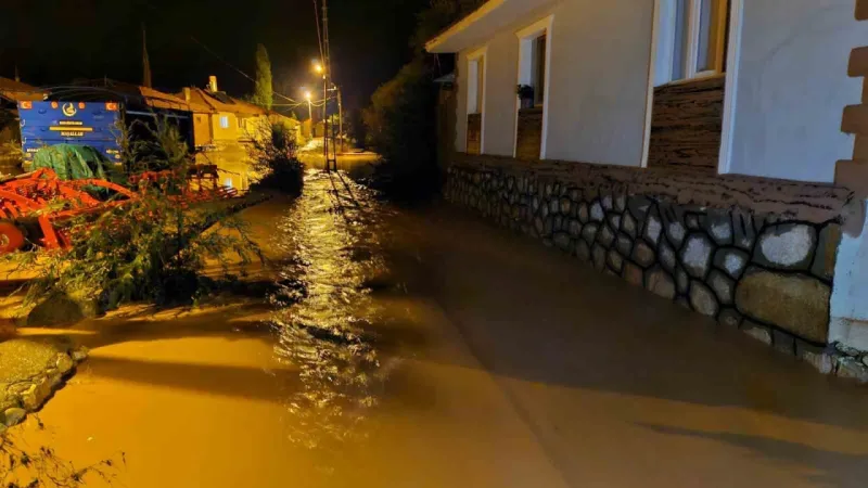 Çorum’u sel vurdu: Sağlık ocağının duvarı yıkıldı, araçlar mahsur kaldı, yollar göle döndü