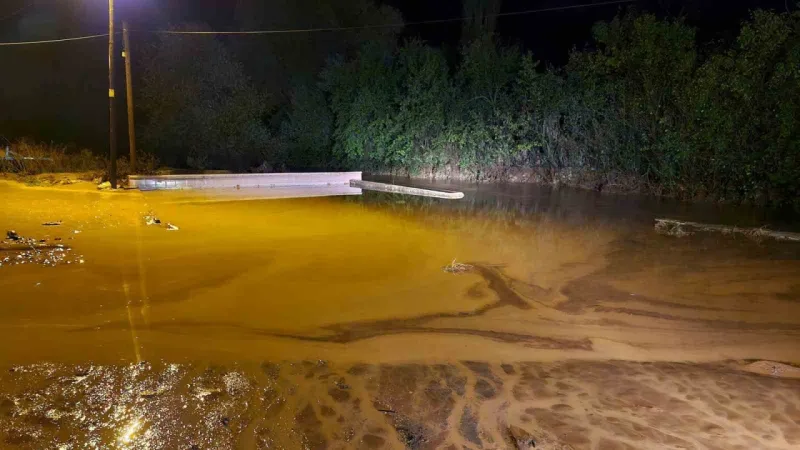 Çorum’u sel vurdu: Sağlık ocağının duvarı yıkıldı, araçlar mahsur kaldı, yollar göle döndü
