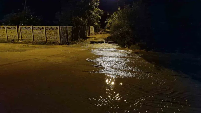 Çorum’u sel vurdu: Sağlık ocağının duvarı yıkıldı, araçlar mahsur kaldı, yollar göle döndü