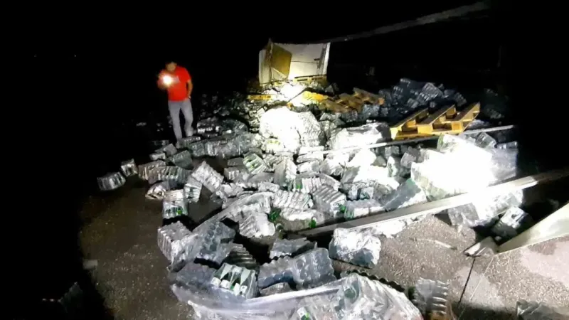 Bolu’da maden suyu yüklü tır devrildi, yol trafiğe kapandı