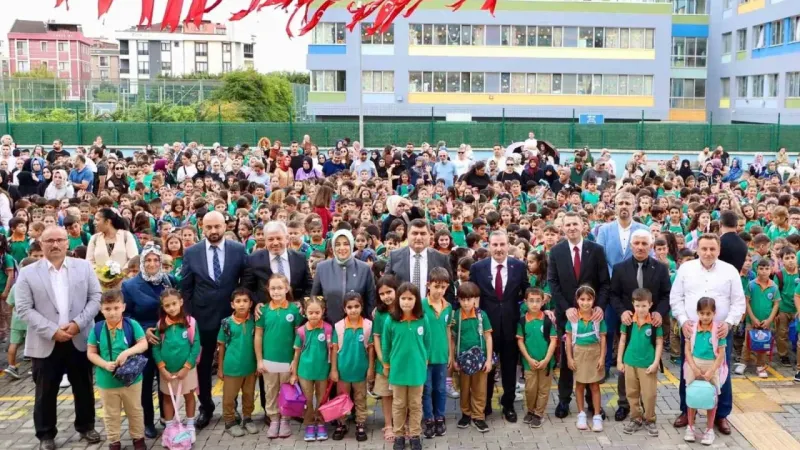Sultanbeyli Belediyesi öğrencilere kırtasiye seti dağıttı