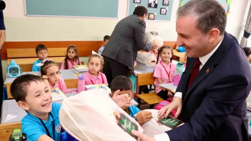 Sultanbeyli Belediyesi öğrencilere kırtasiye seti dağıttı