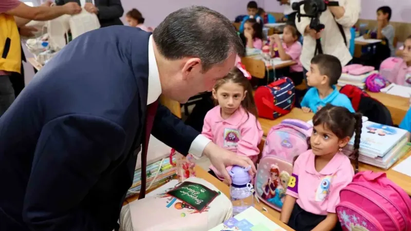 Sultanbeyli Belediyesi öğrencilere kırtasiye seti dağıttı