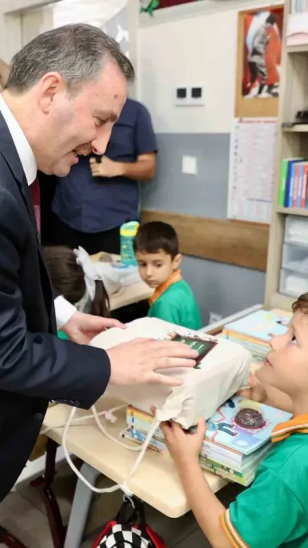 Sultanbeyli Belediyesi öğrencilere kırtasiye seti dağıttı