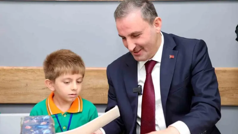 Sultanbeyli Belediyesi öğrencilere kırtasiye seti dağıttı