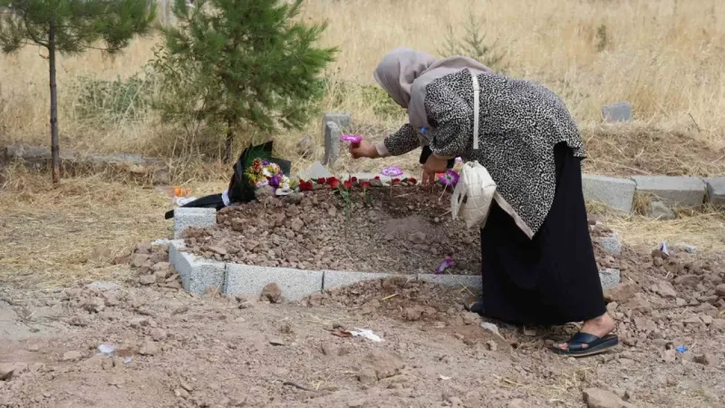 Narin, gelinliği tabuta bırakılarak gözyaşları içinde defnedildi