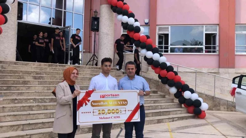 Üniversiteye geçiş sınavında Türkiye 29’uncusu olan öğrenciye otomobil hediye ettiler