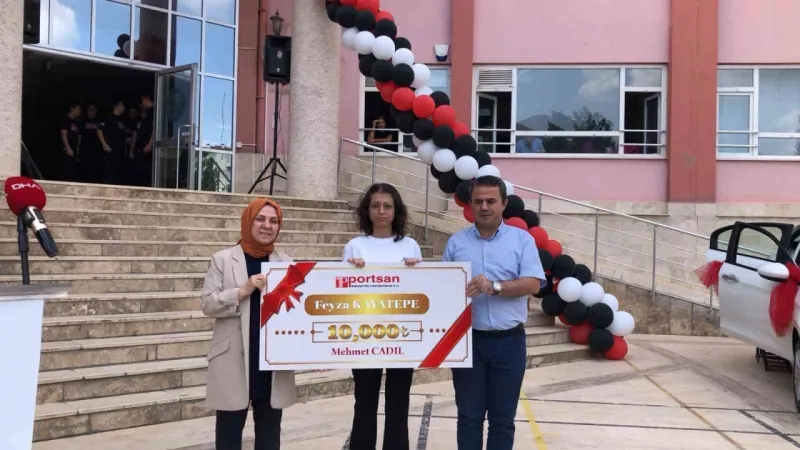 Üniversiteye geçiş sınavında Türkiye 29’uncusu olan öğrenciye otomobil hediye ettiler