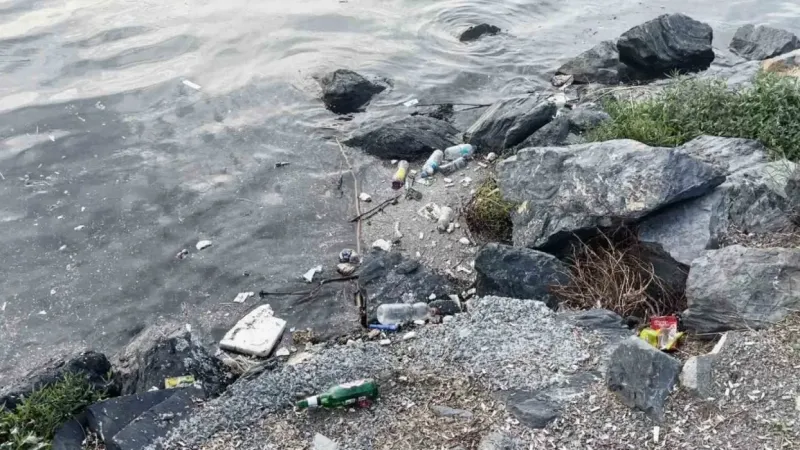 Haliç’in kıyıları çöplüğe döndü