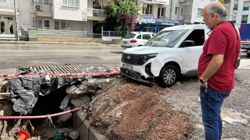 İzmir’i yaz sağanağı vurdu: 1 araç göçen yolun içine düştü