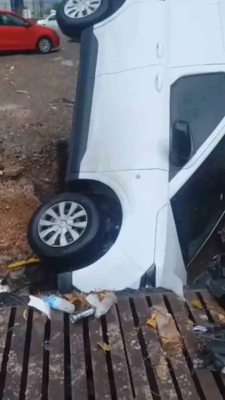 İzmir’i yaz sağanağı vurdu: 1 araç göçen yolun içine düştü