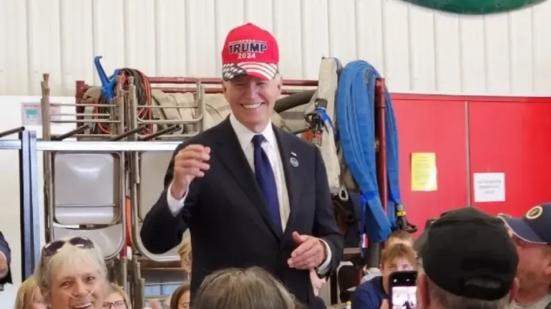 Biden, "Trump 2024" şapkasını taktı