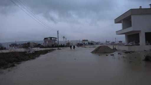 Çanakkale’de yazlık evlerin bulunduğu bölge sular altında kaldı