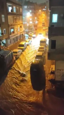 İstanbul’da sağanak etkili oldu, yollar dereye döndü