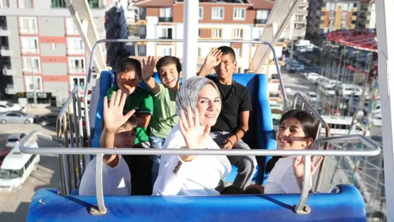 Bakan Göktaş, depremzede çocuklarla lunaparka gitti