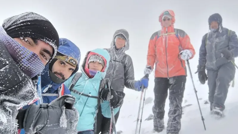 Ağrı Dağı’na zorlu zirve tırmanışı yapan dağcıların saçları ve kaşları buz tuttu