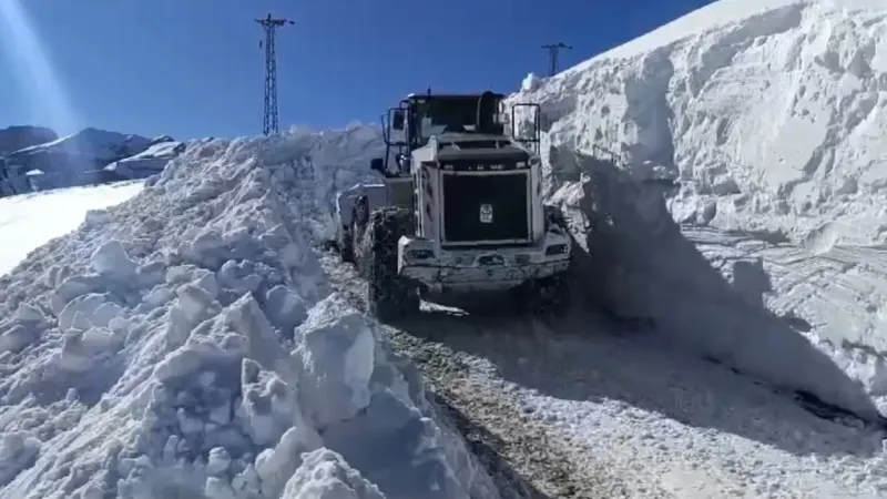 Yüksekova’da 3 metrelik karla zorlu mücadele