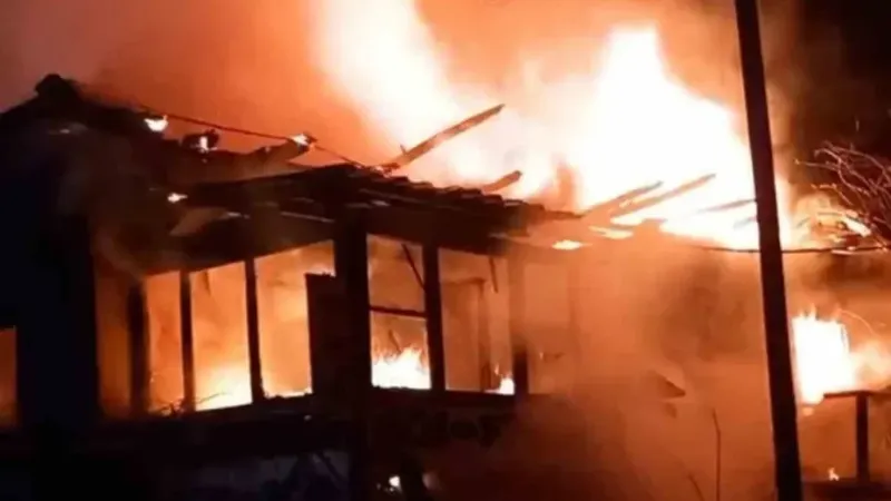 Ahşap ev küle döndü