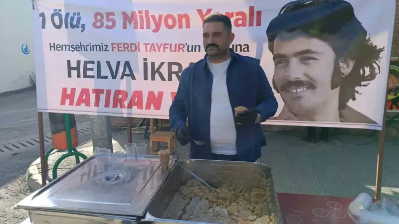 Adana’da sanatçı Ferdi Tayfur için helva dağıtıldı