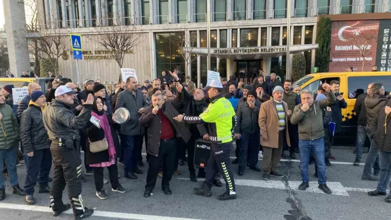 İBB önünde taksici eylemi