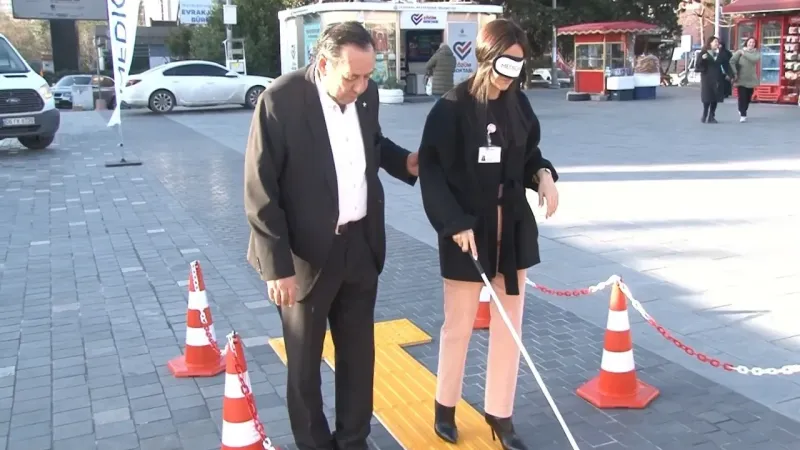 Metrobüs durağındaki ‘Empati Parkuru’ ile görme engellilere farkındalık