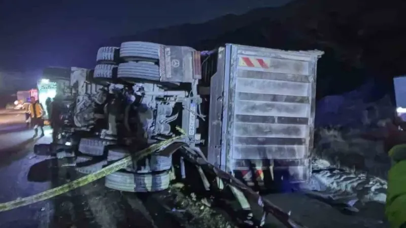 Malatya’da tır şarampole devrildi: 2 ölü, 1 yaralı