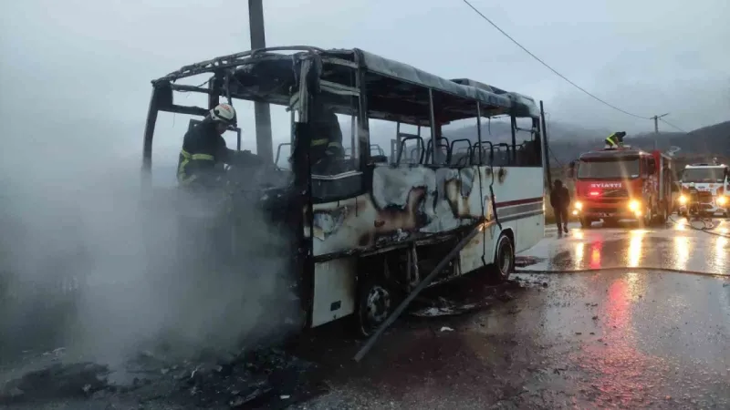 Yalova’da faciadan dönüldü...Öğrenci servisi alevlere teslim oldu