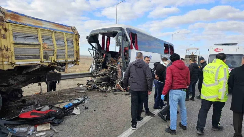 Yolcu otobüsü kamyona arkadan çarptı: 3 ölü, 33 yaralı