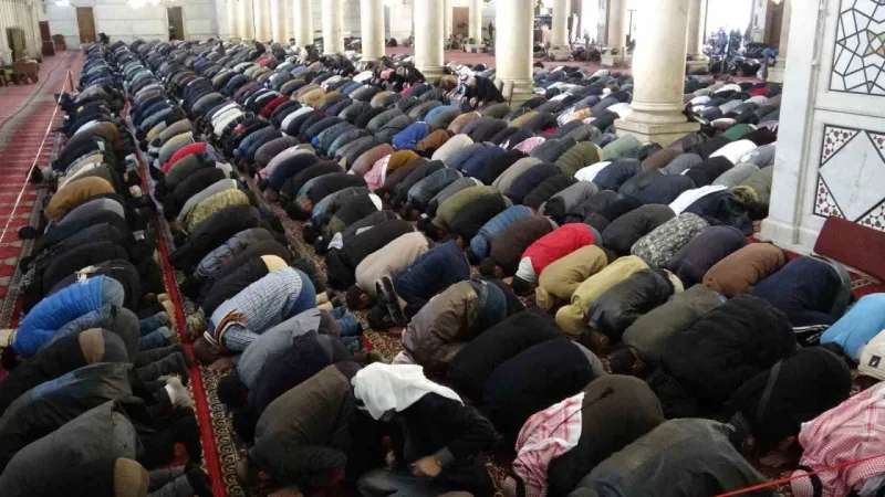 Suriyeliler bir kez daha Cuma namazı için Emevi Camii’nde