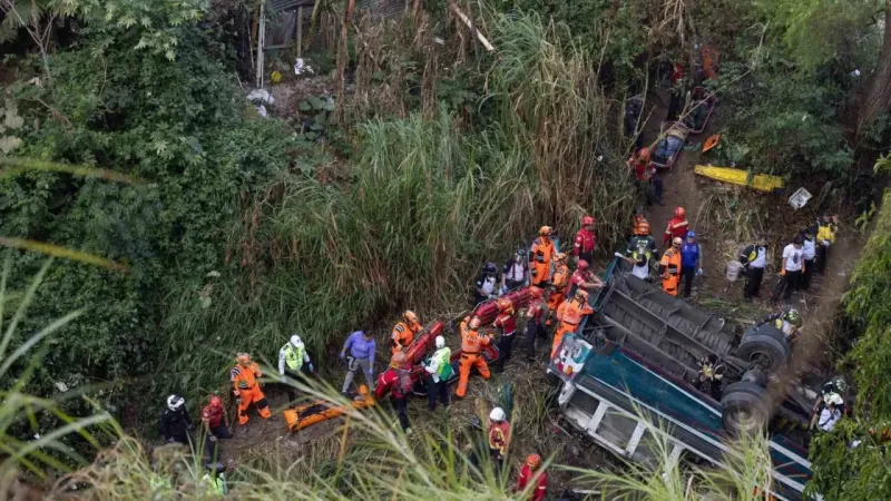 Guatemala’da yolcu otobüsü köprüden düştü: 51 ölü