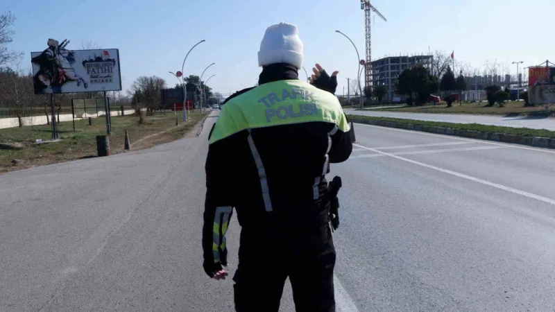 Cam filmi operasyonu: Sürücüler cam filmlerini sökmek için zamanla yarıştı