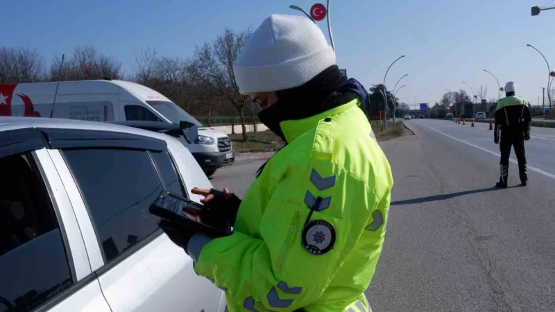 Cam filmi operasyonu: Sürücüler cam filmlerini sökmek için zamanla yarıştı