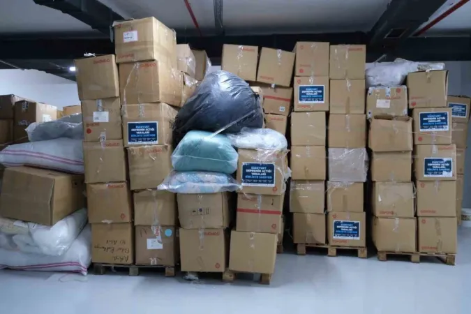 Esenyurt'ta skandal: Deprem yardımları 2 yıl sonra depodan çıktı Esenyurt'ta skandal: Deprem yardımları 2 yıl sonra depodan çıktı