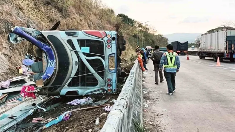 Tayland’da otobüs devrildi: 18 ölü, 31 yaralı