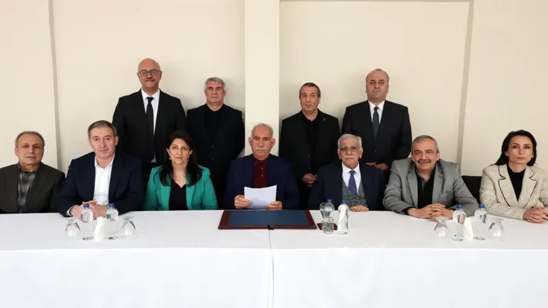 İmralı'dan PKK'ya silah bırakma çağrısı