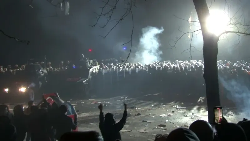 Saraçhane’de toplanan göstericiler polise meşale fırlattı