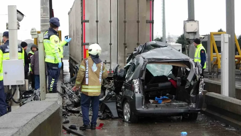 Kuzey Marmara Otoyolu gişelerinde feci kaza: Araç tırın altına girdi