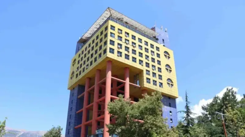 "Dünyanın en saçma binası"nın yerine iş hanı yapılıyor