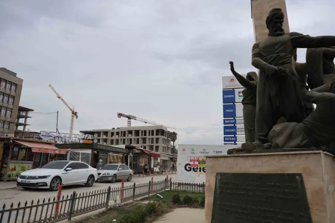 "Dünyanın en saçma binası"nın yerine iş hanı yapılıyor