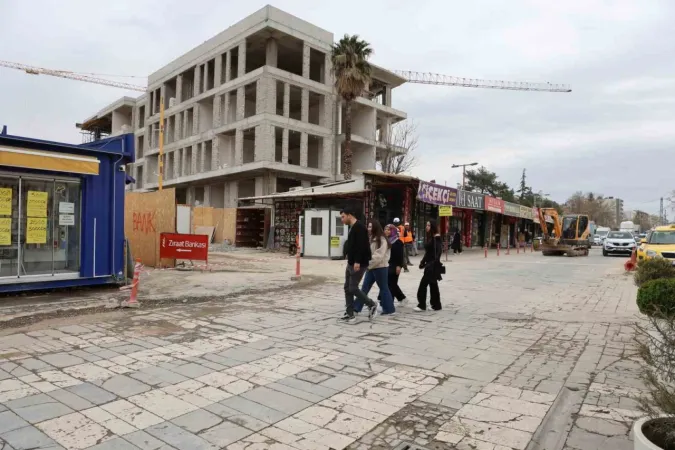 "Dünyanın en saçma binası"nın yerine iş hanı yapılıyor