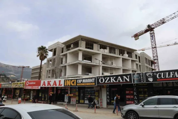 "Dünyanın en saçma binası"nın yerine iş hanı yapılıyor