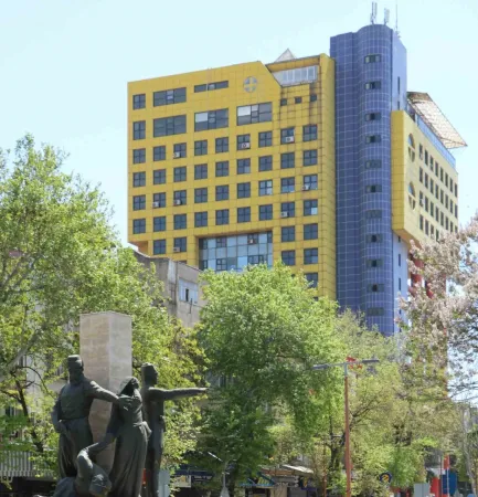 "Dünyanın en saçma binası"nın yerine iş hanı yapılıyor