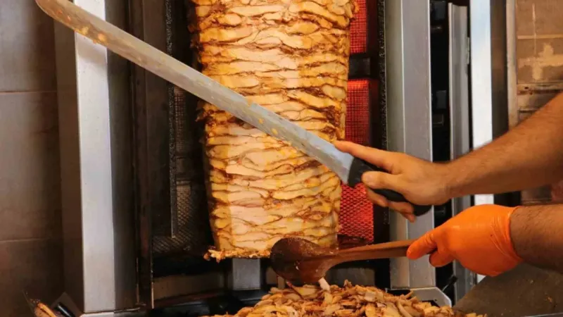 Pişmiş tavuk dönere çiğ tavuk takılması ölümcül olabiliyor