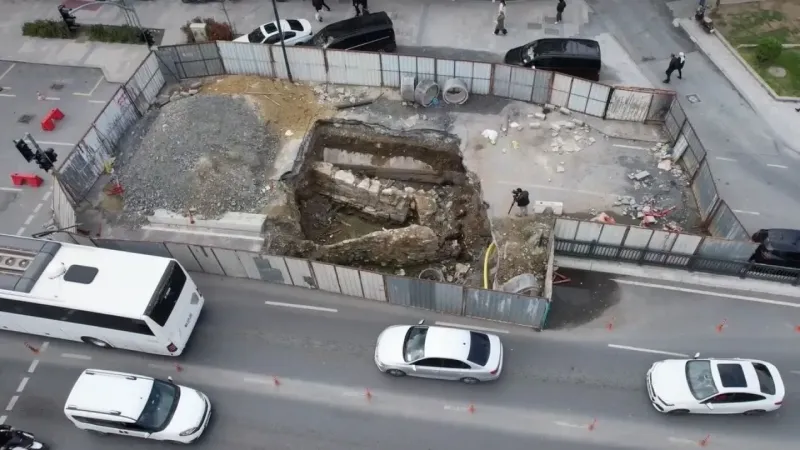 Eminönü’nde İBB’nin 6 yıldır bitmeyen yol çalışması çileye dönüştü