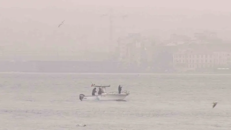 Sis ile kaplanan İstanbul Boğazı kartpostallık görüntüler oluşturdu