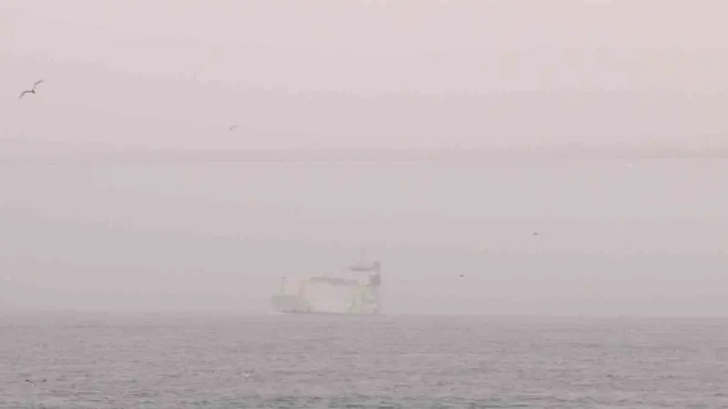 Sis ile kaplanan İstanbul Boğazı kartpostallık görüntüler oluşturdu